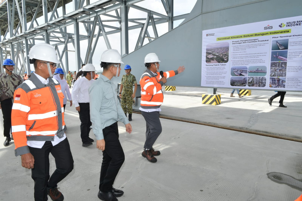 Wapres Gibran Rakabuming memimpin rapat koordinasi penanganan banjir di Tuban (Ashar/Foto: Setwapres/SinPo.id)