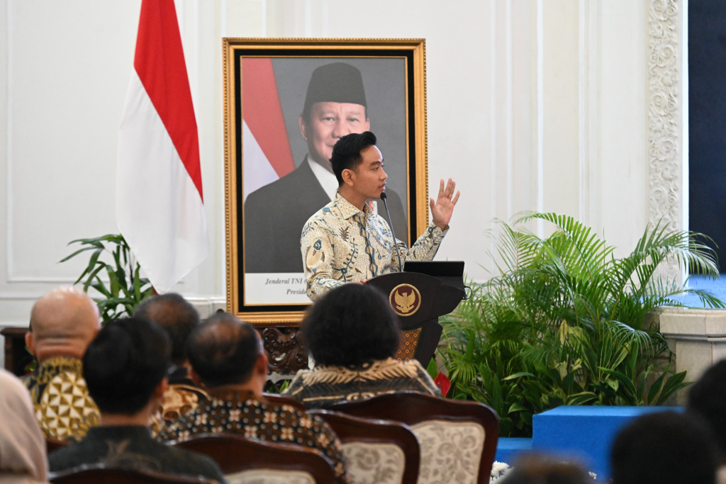 Wapres Gibran Rakabuming resmi melepas Alumni pejuang digital di wilayah 3T (Ashar/Foto:Setwapres/SinPo.id)