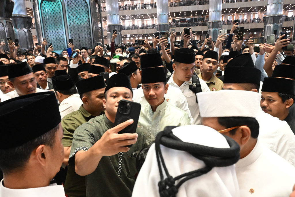 Wapres Gibran Rakabuming dan Keluarga melaksanakan Sholat Idul Adha 1447 H di Masjid Istiqlal (Ashar/Foto: Setwapres/SinPo.id)