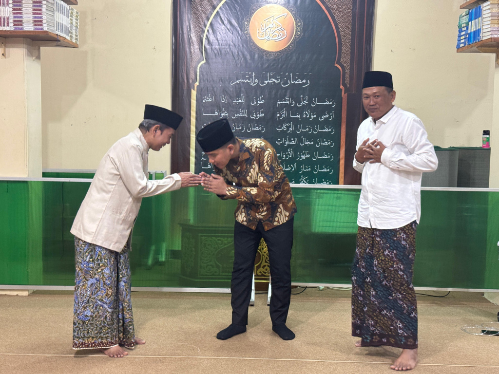 Wapres Gibran Rakabuming Raka bersilaturahmi dengan Ketua PCNU Karanganyar K.H. Nuril Huda di Masjid Chodijah (Ashar/Foto: Setwapres/SinPo.id)