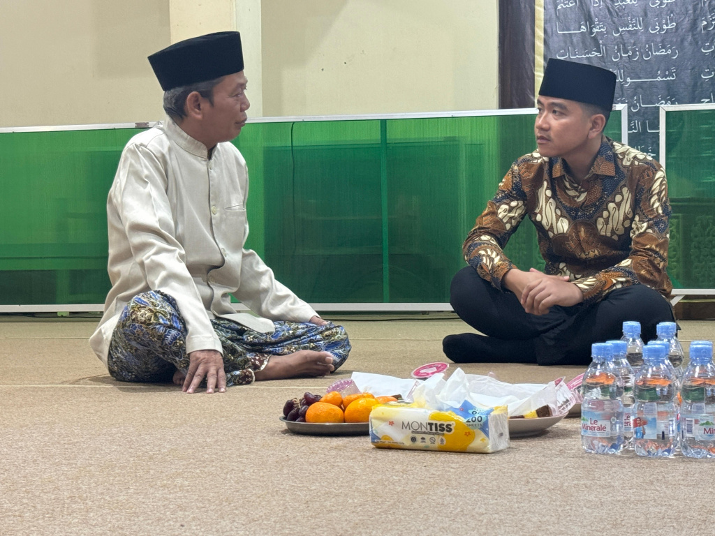 Wapres Gibran Rakabuming Raka bersilaturahmi dengan Ketua PCNU Karanganyar K.H. Nuril Huda di Masjid Chodijah (Ashar/Foto: Setwapres/SinPo.id)