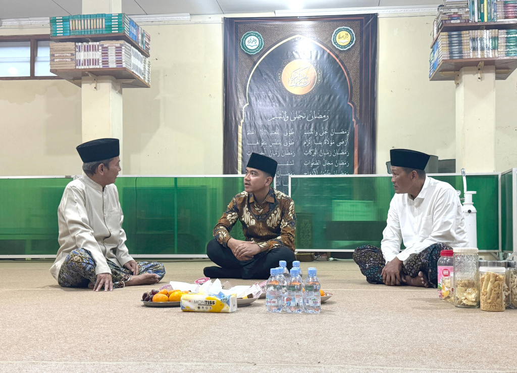 Wapres Gibran Rakabuming Raka bersilaturahmi dengan Ketua PCNU Karanganyar K.H. Nuril Huda di Masjid Chodijah (Ashar/Foto: Setwapres/SinPo.id)