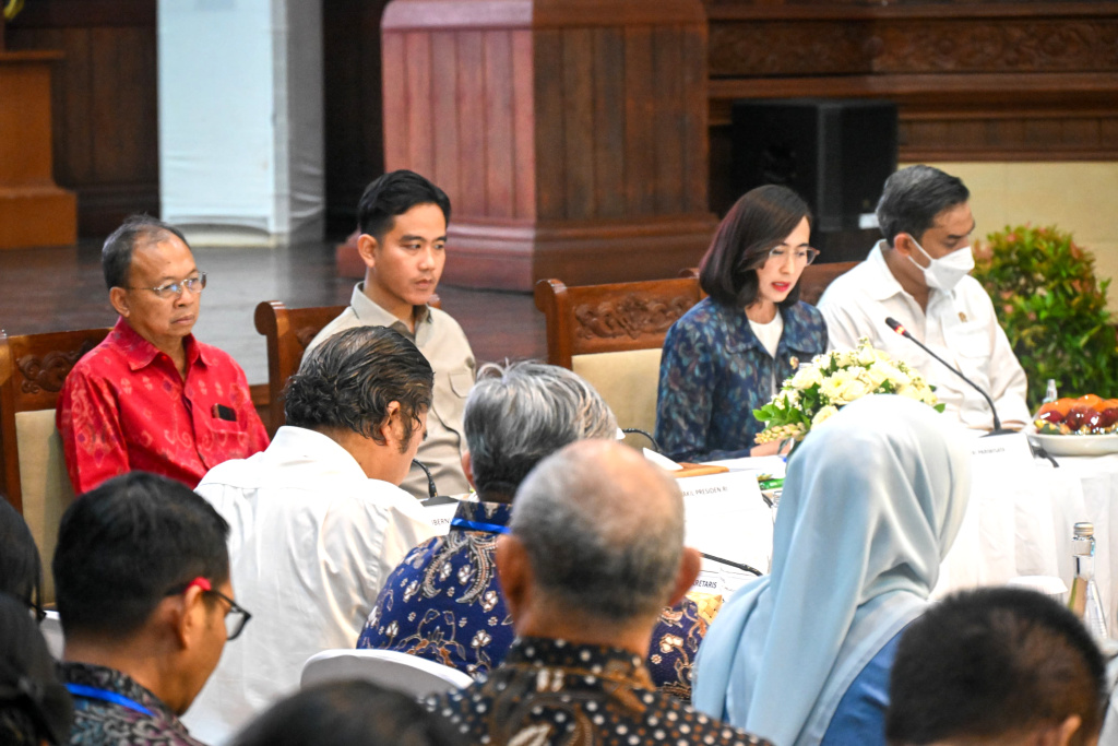 Wapres Gibran bertemu dengan Menteri Pariwisata Widiyanti Putri Wardhana membahas perkembangan pariwisata di Bali (Ashar/SinPo.id)