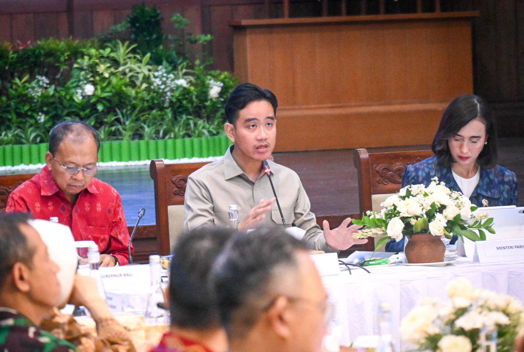 Wapres Gibran bertemu dengan Menteri Pariwisata Widiyanti Putri Wardhana membahas perkembangan pariwisata di Bali (Ashar/SinPo.id)