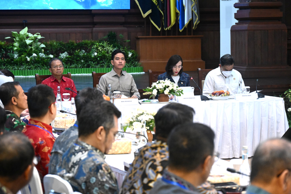 Wapres Gibran bertemu dengan Menteri Pariwisata Widiyanti Putri Wardhana membahas perkembangan pariwisata di Bali (Ashar/SinPo.id)