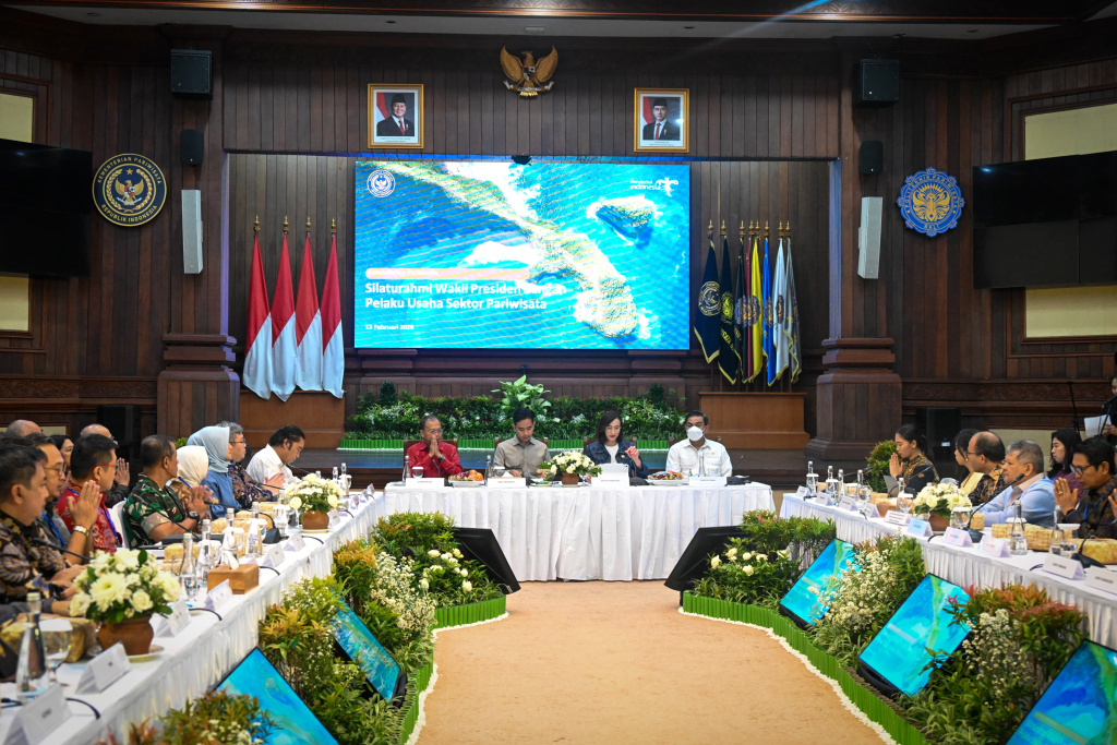 Wapres Gibran bertemu dengan Menteri Pariwisata Widiyanti Putri Wardhana membahas perkembangan pariwisata di Bali (Ashar/SinPo.id)