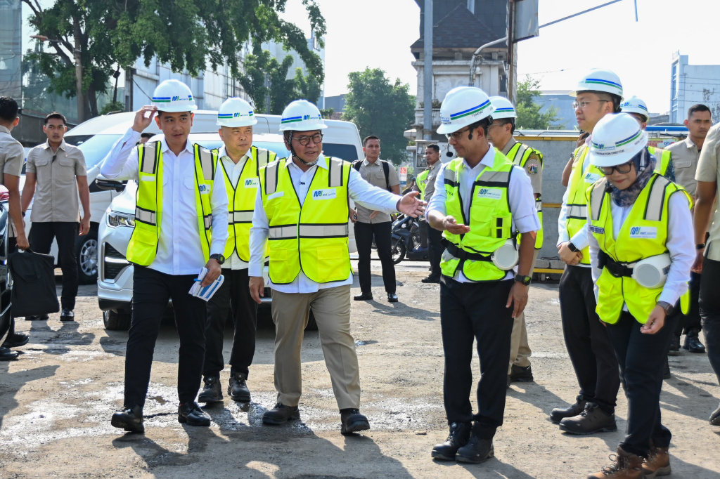 Wapres Gibran Rakabuming meninjau pembangunan MRT Fase 2A (Ashar/Foto: Setwapres/SinPo.id)