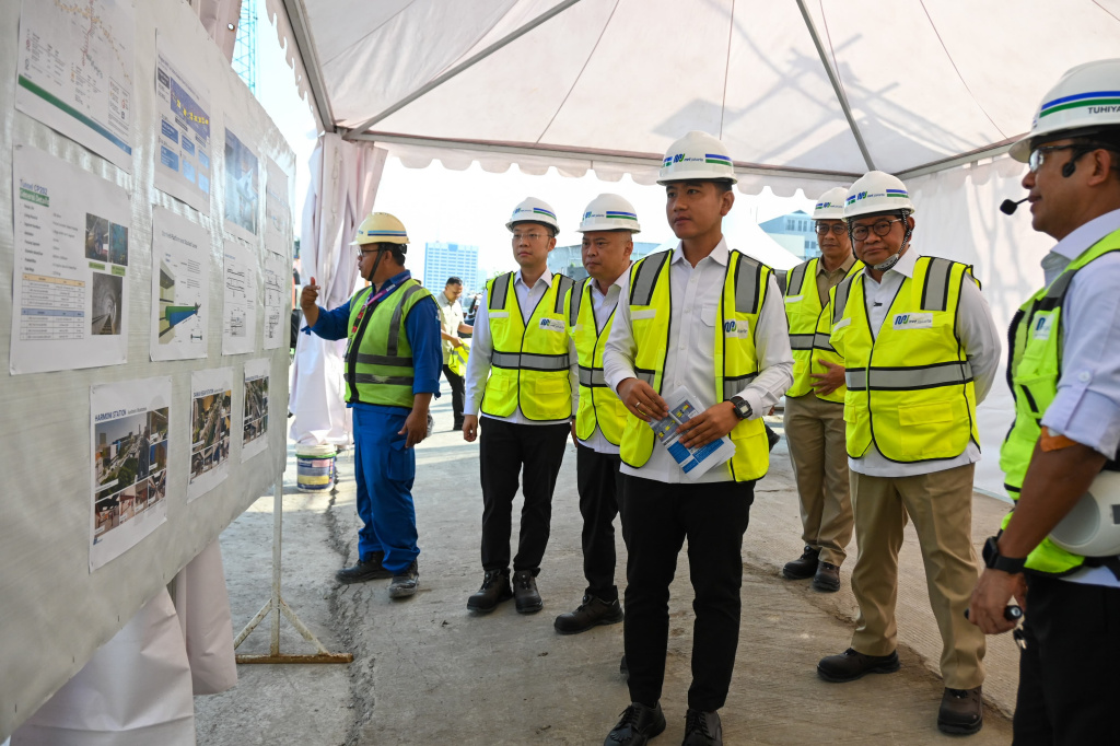 Wapres Gibran Rakabuming meninjau pembangunan MRT Fase 2A (Ashar/Foto: Setwapres/SinPo.id)