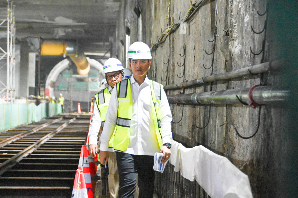 Wapres Gibran Rakabuming meninjau pembangunan MRT Fase 2A (Ashar/Foto: Setwapres/SinPo.id)
