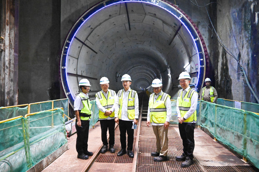 Wapres Gibran Rakabuming meninjau pembangunan MRT Fase 2A (Ashar/Foto: Setwapres/SinPo.id)