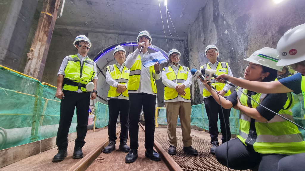 Wapres Gibran Rakabuming meninjau pembangunan MRT Fase 2A (Ashar/Foto: Setwapres/SinPo.id)