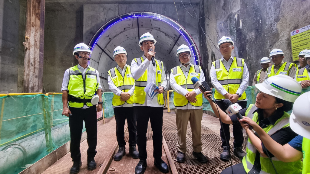 Wapres Gibran Rakabuming meninjau pembangunan MRT Fase 2A (Ashar/Foto: Setwapres/SinPo.id)