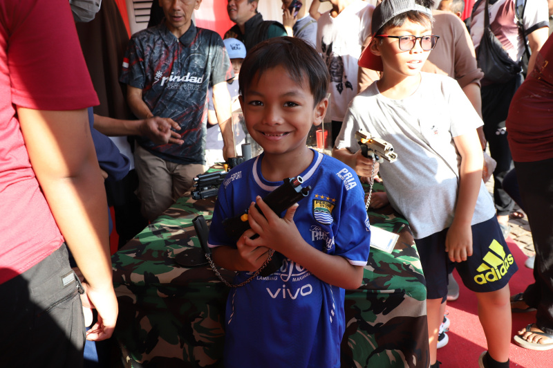 Warga sedang melihat pameran Alutsista TNI Fair 2025 di silang Monas (Ashar/SinPo.id)