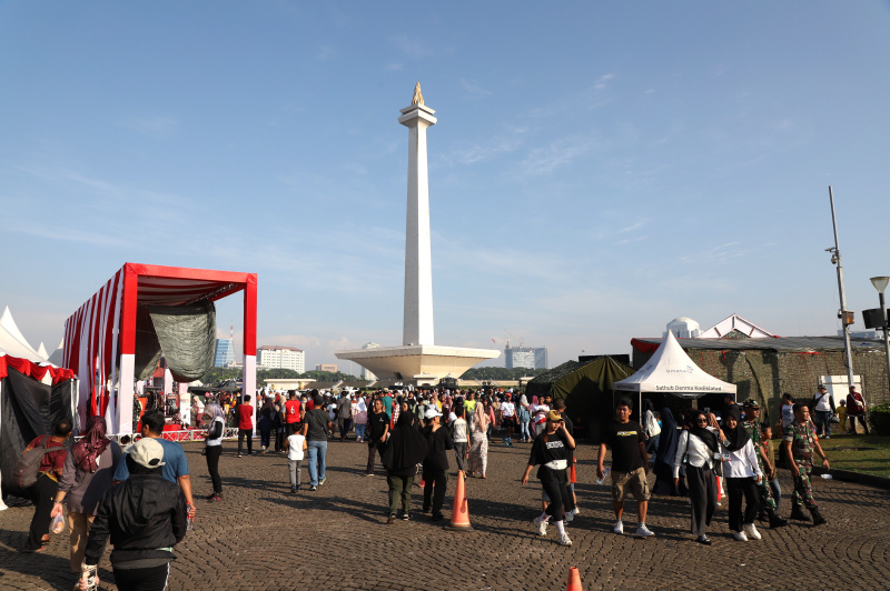 Warga sedang melihat pameran Alutsista TNI Fair 2025 di silang Monas (Ashar/SinPo.id)
