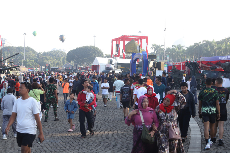 Warga sedang melihat pameran Alutsista TNI Fair 2025 di silang Monas (Ashar/SinPo.id)