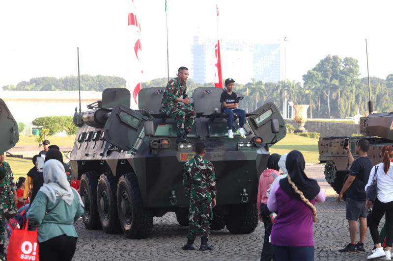 Warga sedang melihat pameran TNI Fair 2025 di silang Monas (Ashar/SinPo.id)