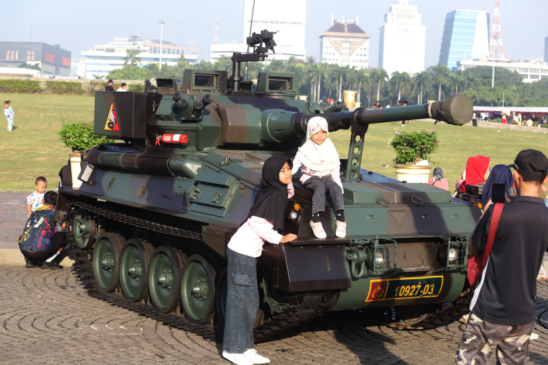 Warga sedang melihat pameran Alutsista TNI Fair 2025 di silang Monas (Ashar/SinPo.id)