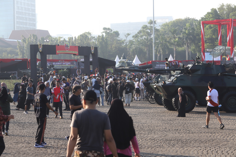 Warga sedang melihat pameran Alutsista TNI Fair 2025 di silang Monas (Ashar/SinPo.id)