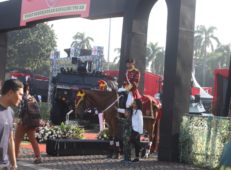 Warga sedang melihat pameran Alutsista TNI Fair 2025 di silang Monas (Ashar/SinPo.id)