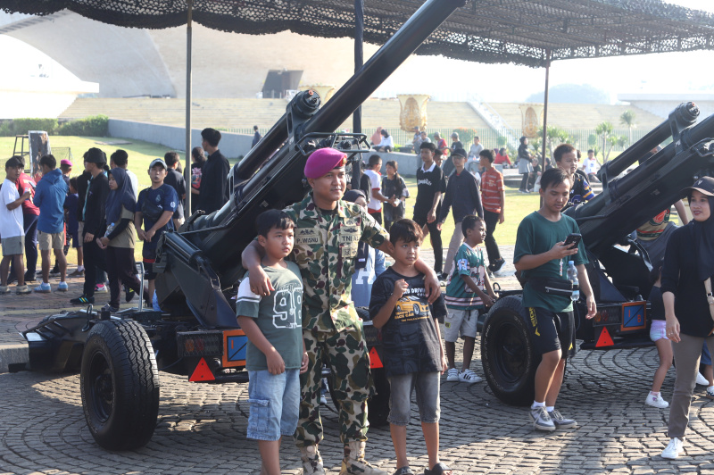 Warga sedang melihat pameran Alutsista TNI Fair 2025 di silang Monas (Ashar/SinPo.id)