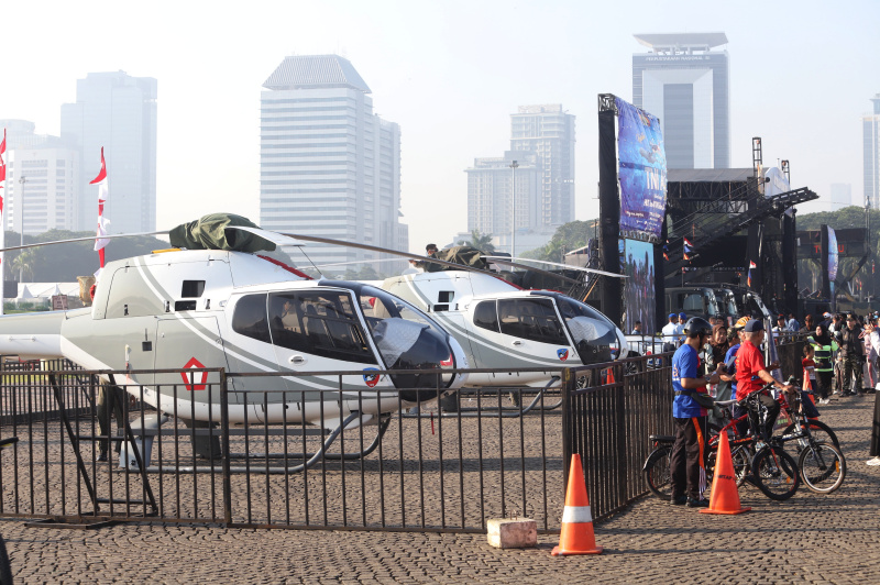 Warga sedang melihat pameran Alutsista TNI Fair 2025 di silang Monas (Ashar/SinPo.id)
