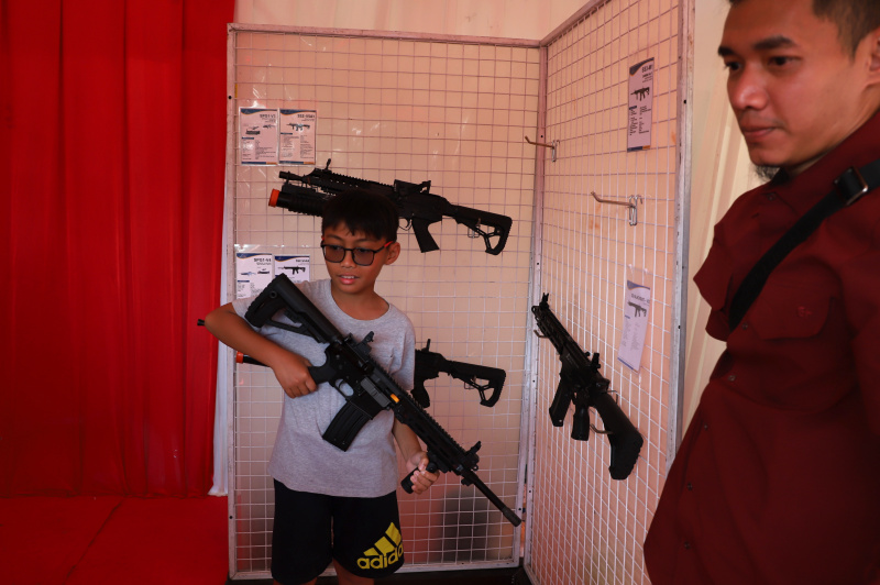 Warga sedang melihat pameran Alutsista TNI Fair 2025 di silang Monas (Ashar/SinPo.id)