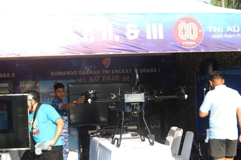 Warga sedang melihat pameran Alutsista TNI Fair 2025 di silang Monas (Ashar/SinPo.id)