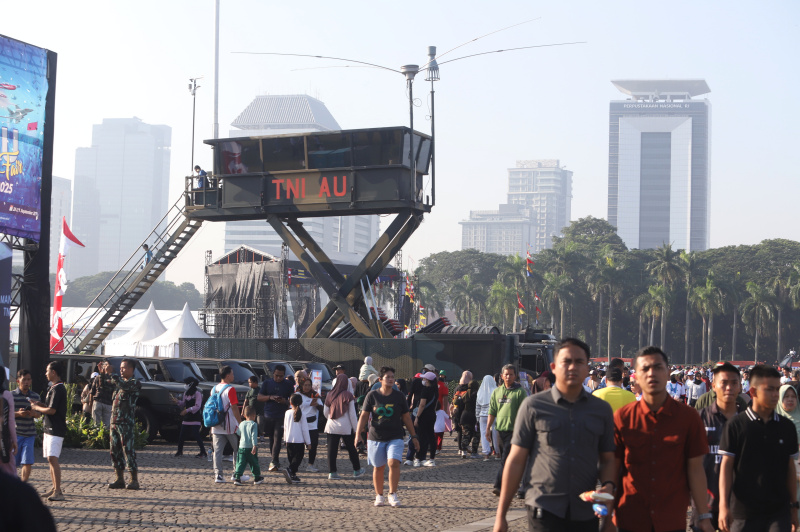 Warga sedang melihat pameran Alutsista TNI Fair 2025 di silang Monas (Ashar/SinPo.id)