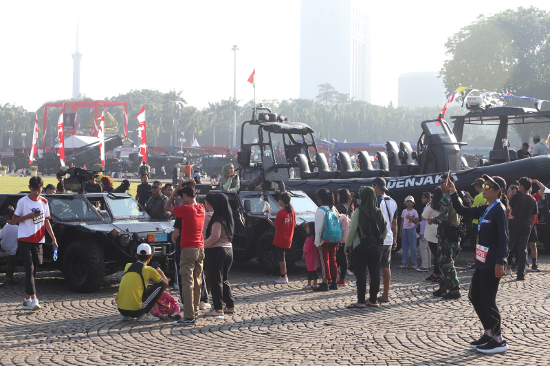Warga sedang melihat pameran Alutsista TNI Fair 2025 di silang Monas (Ashar/SinPo.id)