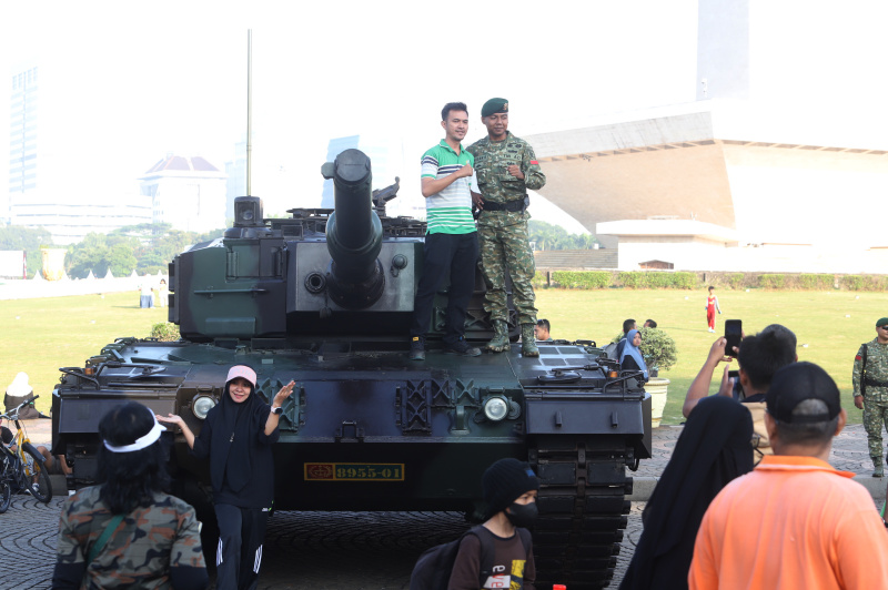 Warga sedang melihat pameran Alutsista TNI Fair 2025 di silang Monas (Ashar/SinPo.id)