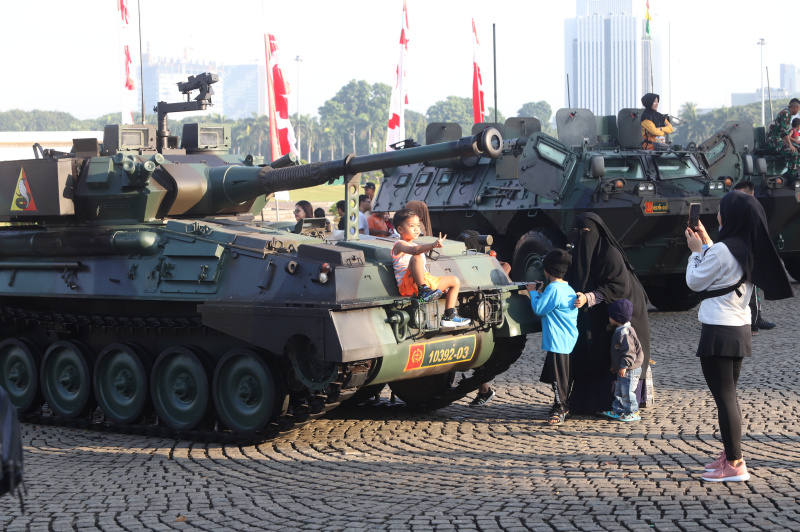 Warga sedang melihat pameran Alutsista TNI Fair 2025 di silang Monas (Ashar/SinPo.id)