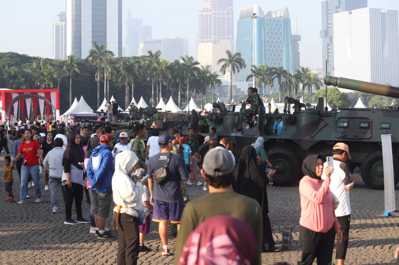 Warga sedang melihat pameran Alutsista TNI Fair 2025 di silang Monas (Ashar/SinPo.id)