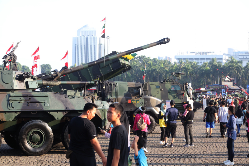 Warga sedang melihat pameran Alutsista TNI Fair 2025 di silang Monas (Ashar/SinPo.id)