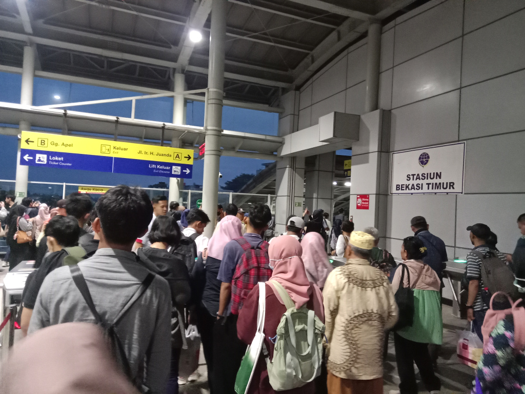 Warga memberikan karangan bunga dan mendoakan untuk para korban KRL yang ditabrak oleh Kereta jarak jauh Argo Bromo Anggrek di Stasiun Bekasi Timur (Ashar/SinPo.id)