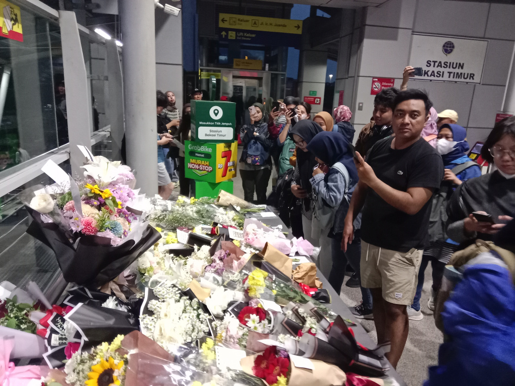 Warga memberikan karangan bunga dan mendoakan untuk para korban KRL yang ditabrak oleh Kereta jarak jauh Argo Bromo Anggrek di Stasiun Bekasi Timur (Ashar/SinPo.id)