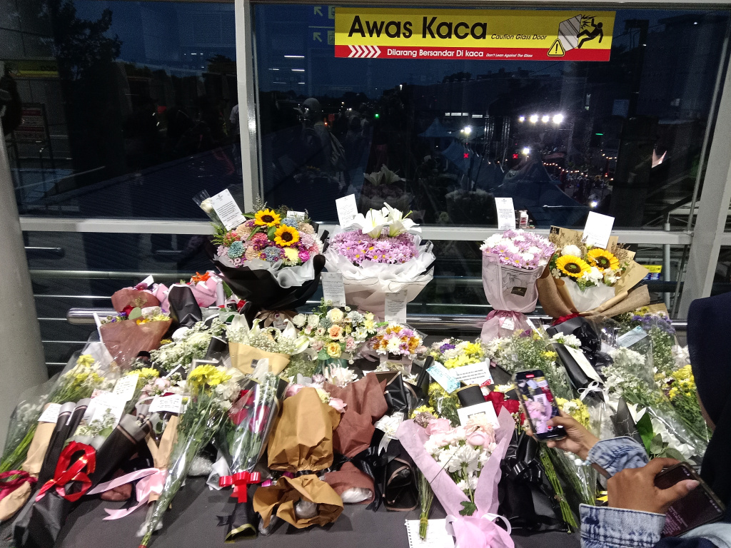 Warga memberikan karangan bunga dan mendoakan untuk para korban KRL yang ditabrak oleh Kereta jarak jauh Argo Bromo Anggrek di Stasiun Bekasi Timur (Ashar/SinPo.id)
