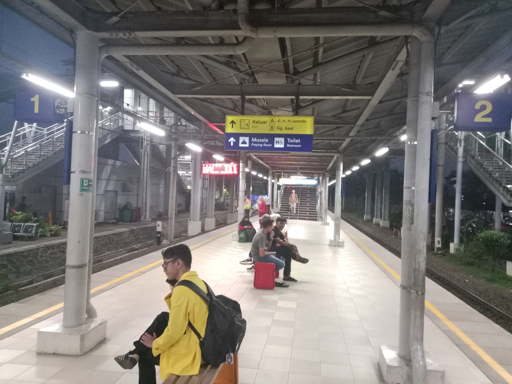 Warga memberikan karangan bunga dan mendoakan untuk para korban KRL yang ditabrak oleh Kereta jarak jauh Argo Bromo Anggrek di Stasiun Bekasi Timur (Ashar/SinPo.id)