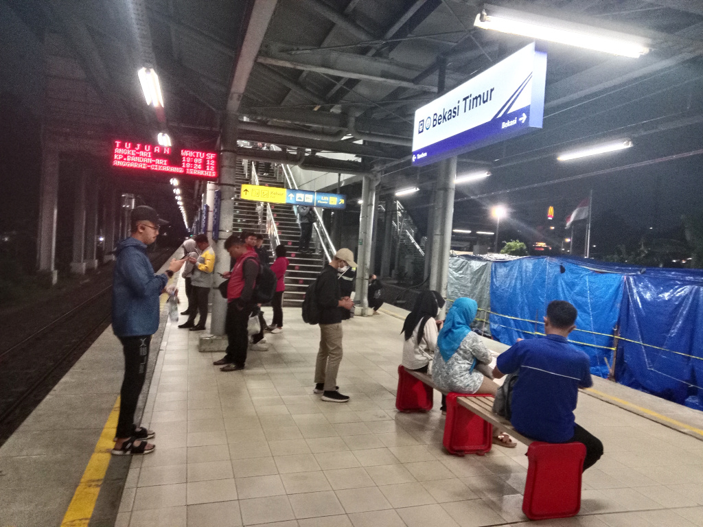 Warga memberikan karangan bunga dan mendoakan untuk para korban KRL yang ditabrak oleh Kereta jarak jauh Argo Bromo Anggrek di Stasiun Bekasi Timur (Ashar/SinPo.id)