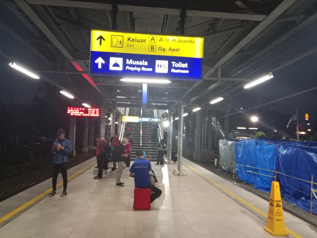 Warga memberikan karangan bunga dan mendoakan untuk para korban KRL yang ditabrak oleh Kereta jarak jauh Argo Bromo Anggrek di Stasiun Bekasi Timur (Ashar/SinPo.id)