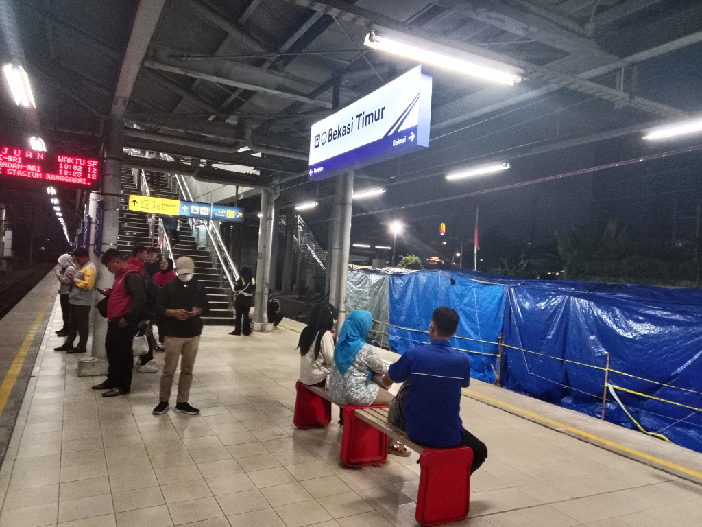 Warga memberikan karangan bunga dan mendoakan untuk para korban KRL yang ditabrak oleh Kereta jarak jauh Argo Bromo Anggrek di Stasiun Bekasi Timur (Ashar/SinPo.id)
