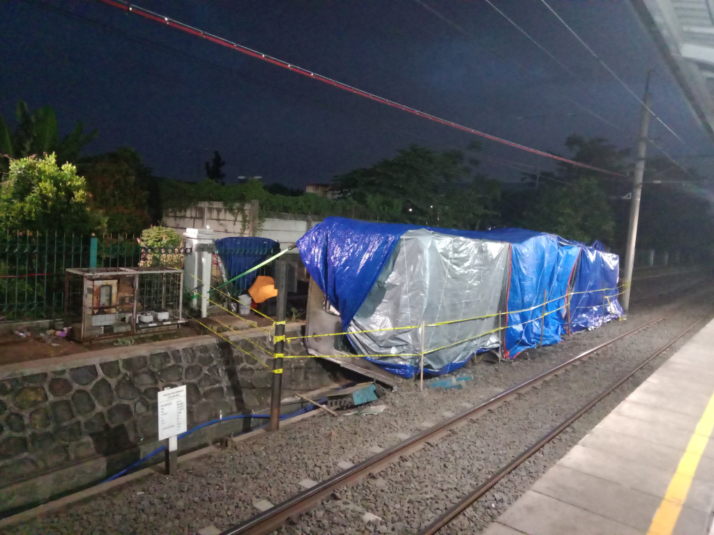 Warga memberikan karangan bunga dan mendoakan untuk para korban KRL yang ditabrak oleh Kereta jarak jauh Argo Bromo Anggrek di Stasiun Bekasi Timur (Ashar/SinPo.id)