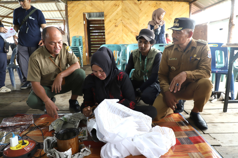 Warga Desa Tanjung Rejo mengandalkan mangrove sebagai sumber perekonomian diolah menjadi Keripik mangrove dan Batik Mangrove (Ashar/SinPo.id)