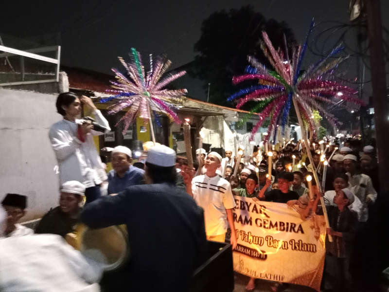 Warga Jalan Adam Sedang menggelar Pawai Obor sambut tahun baru Islam 1447 H (Ashar/SinPo.id)