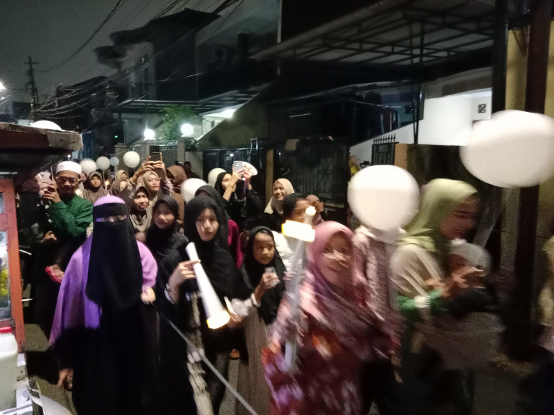 Warga Jalan Adam Sedang menggelar Pawai Obor sambut tahun baru Islam 1447 H (Ashar/SinPo.id)