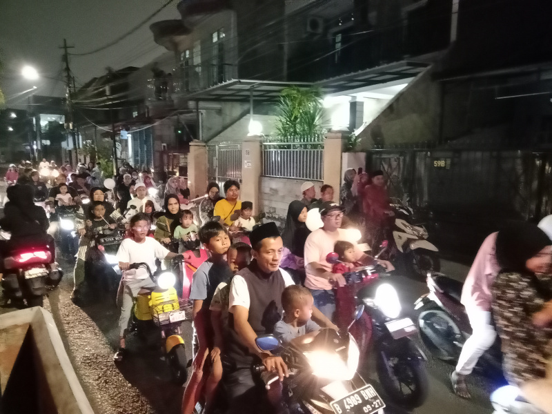 Warga Jalan Adam Sedang menggelar Pawai Obor sambut tahun baru Islam 1447 H (Ashar/SinPo.id)