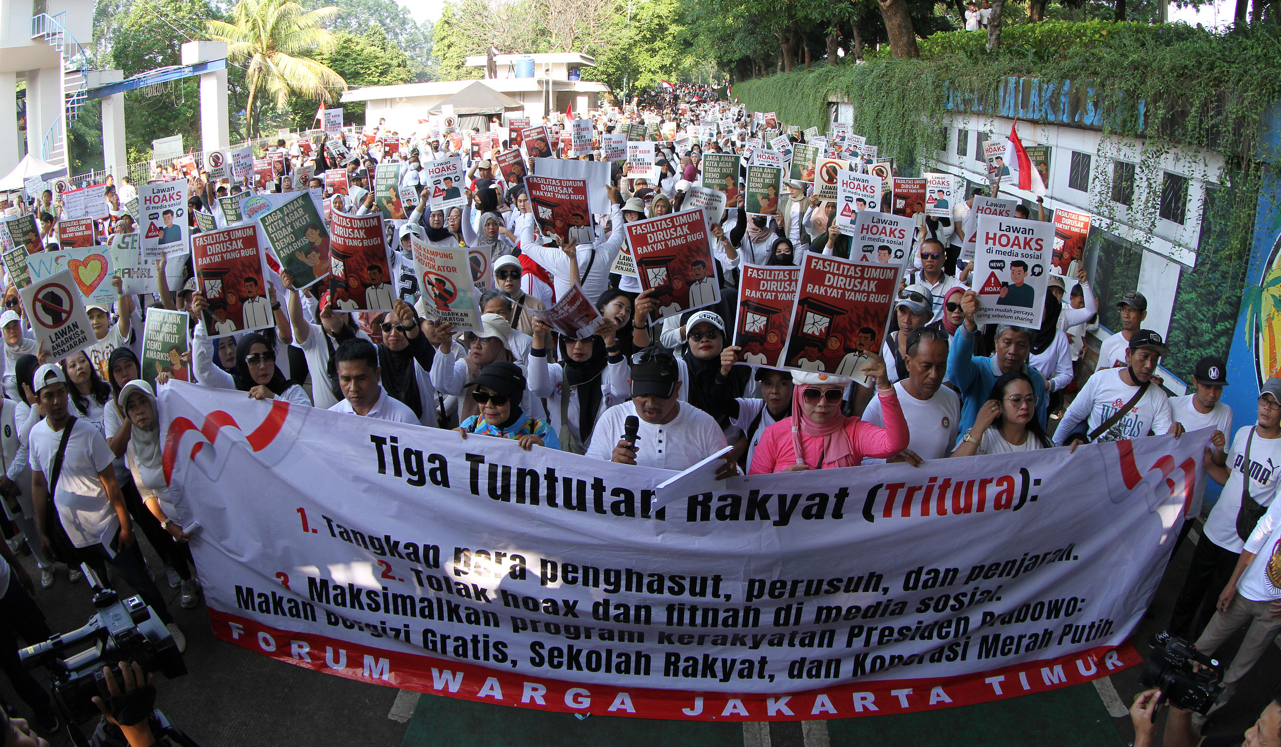 Deklarasi dukung pemerintah warga Jakarta Timur. (Agus Priatna/SinPo.id)