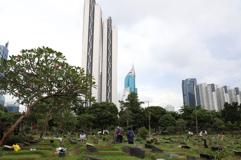 Menjelang bulan suci ramadhan warga melakukan ziarah kubur ke makam orang tua dan saudara yang telah tiada di TPU Karet Bivak (Ashar/SinPo.id)