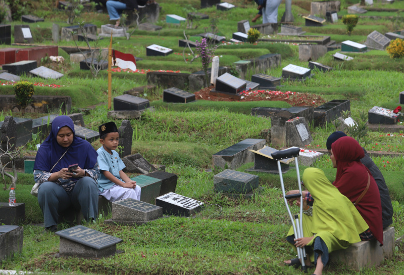 Menjelang bulan suci ramadhan warga melakukan ziarah kubur ke makam orang tua dan saudara yang telah tiada di TPU Karet Bivak (Ashar/SinPo.id)