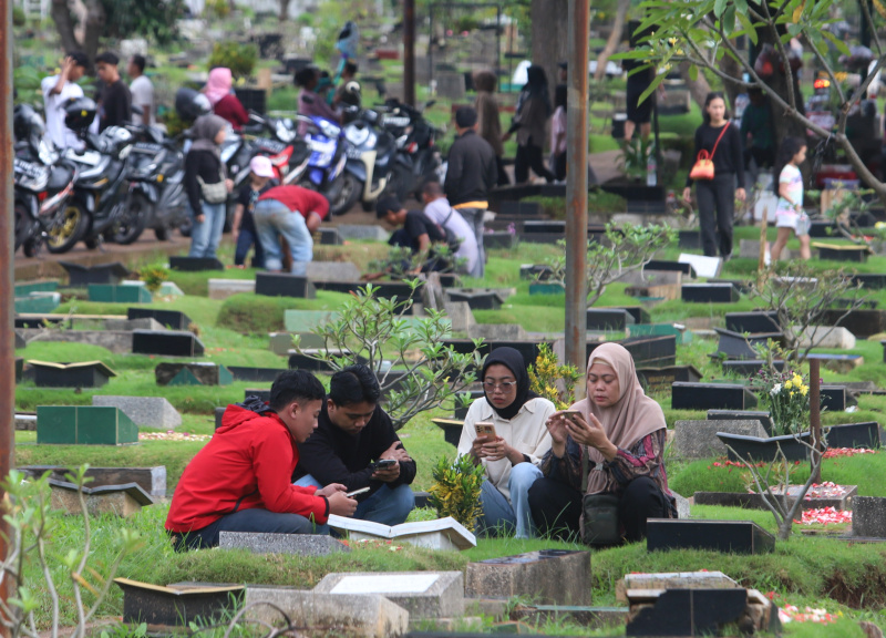 Menjelang bulan suci ramadhan warga melakukan ziarah kubur ke makam orang tua dan saudara yang telah tiada di TPU Karet Bivak (Ashar/SinPo.id)
