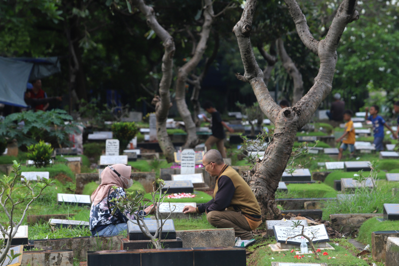 Menjelang bulan suci ramadhan warga melakukan ziarah kubur ke makam orang tua dan saudara yang telah tiada di TPU Karet Bivak (Ashar/SinPo.id)